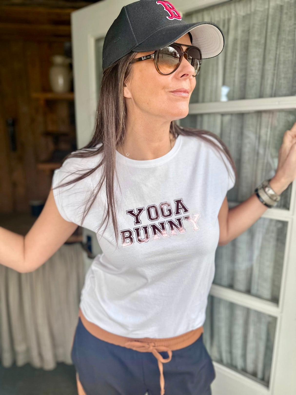 Camiseta de yoga con conejito en blanco y rosa