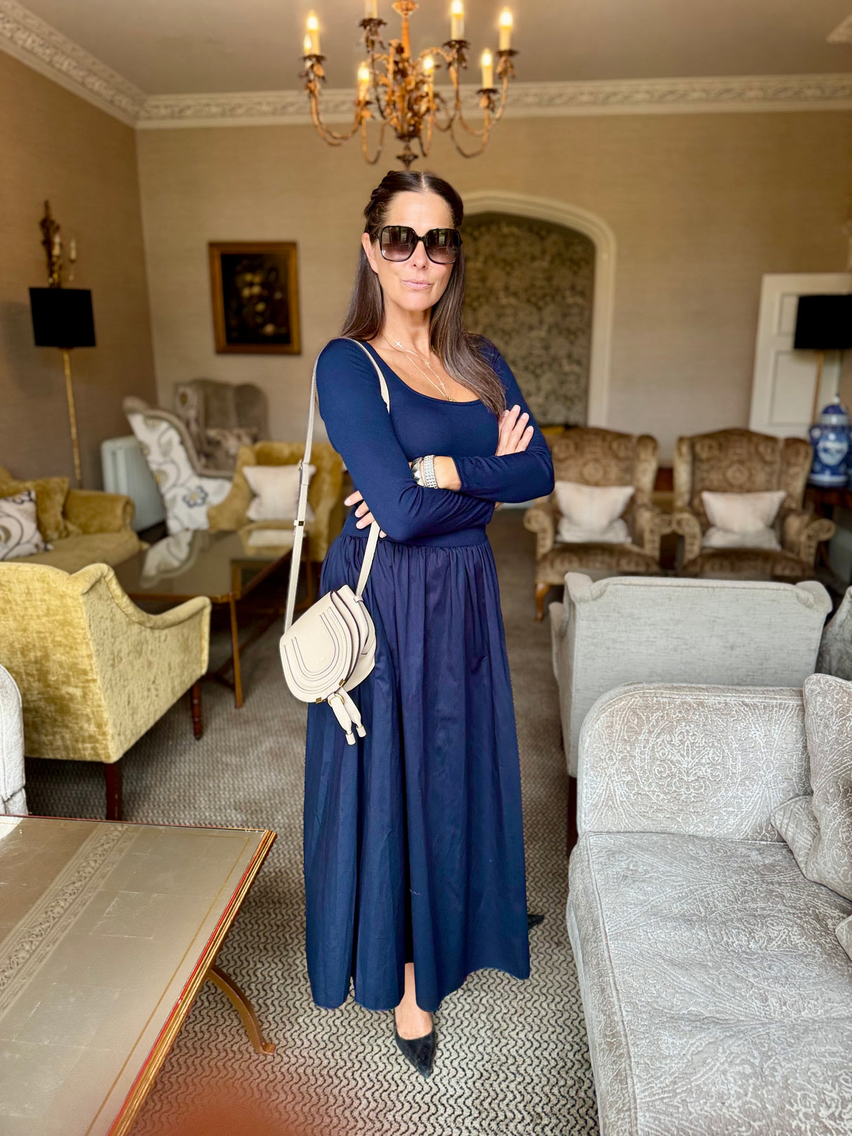 Vestido azul marino de manga larga de abril