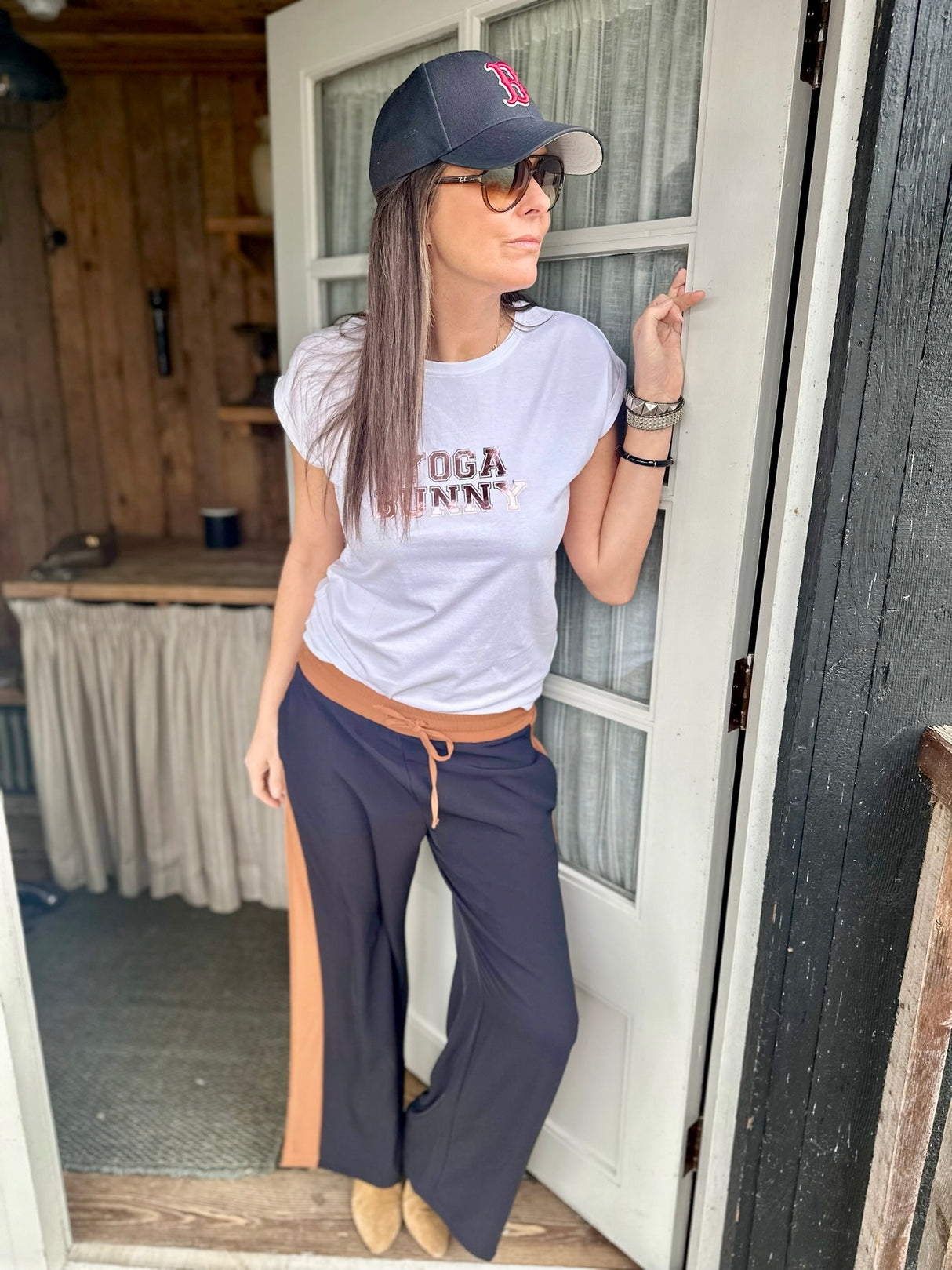 Camiseta de yoga con conejito en blanco y rosa