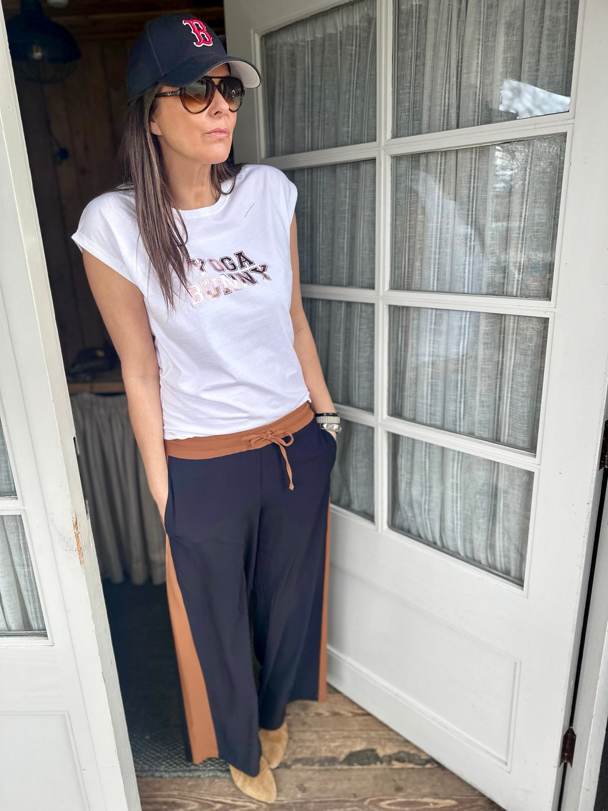 Camiseta de yoga con conejito en blanco y rosa