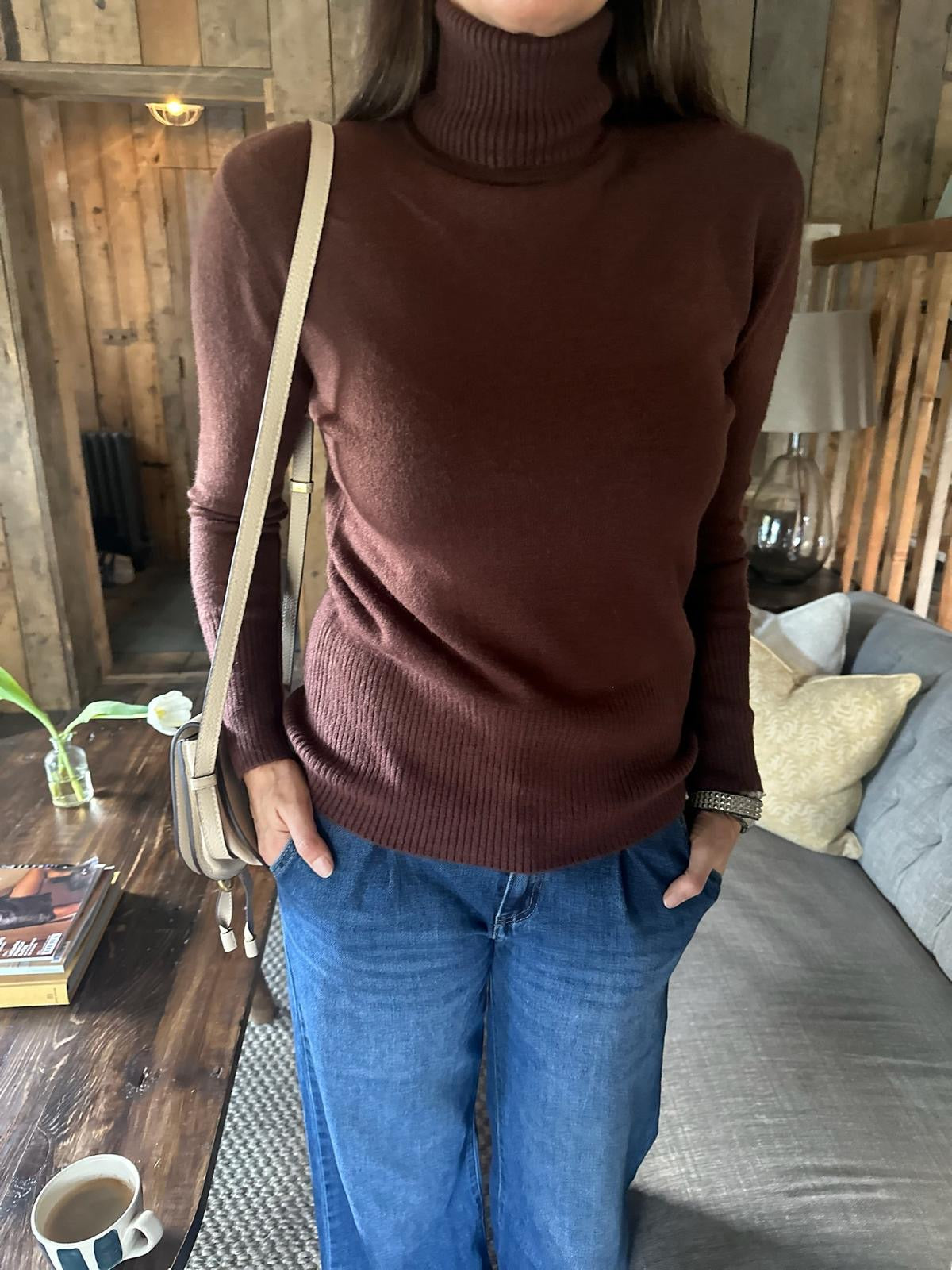 Rita Roll Neck Chocolate Essencial