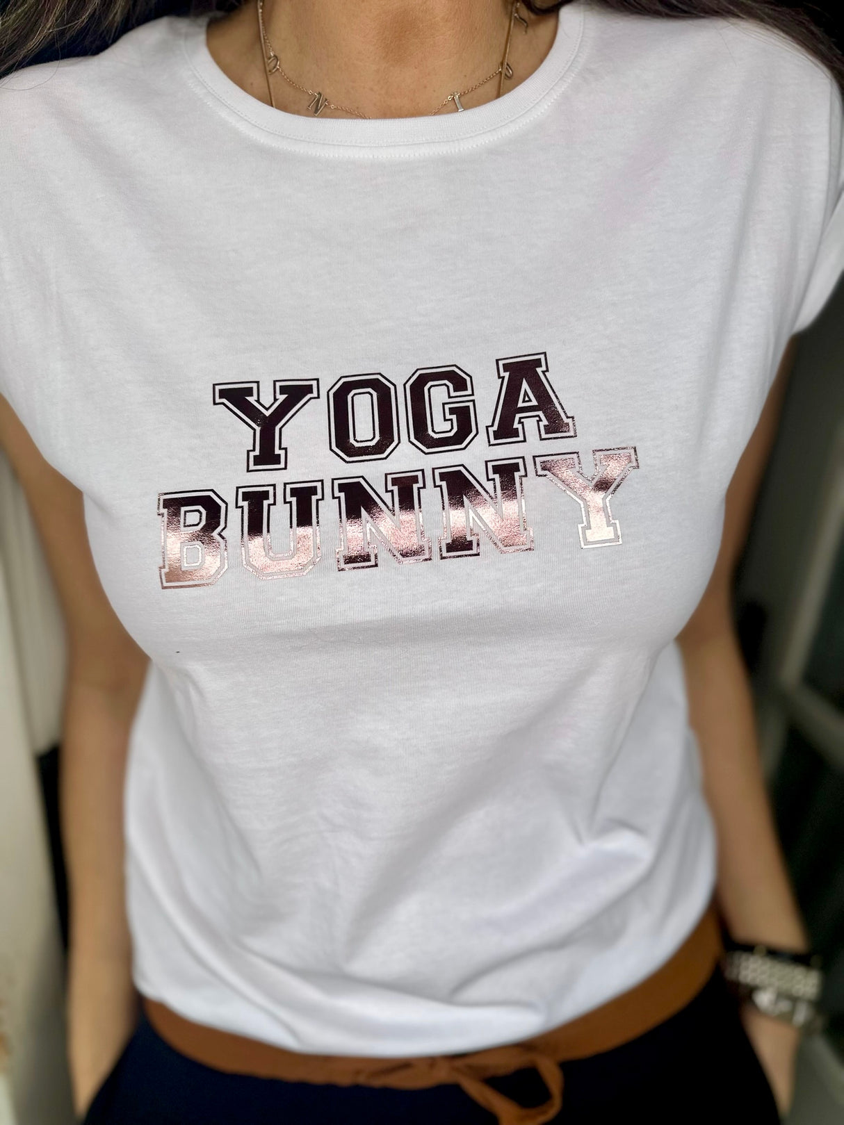 Camiseta de yoga con conejito en blanco y rosa