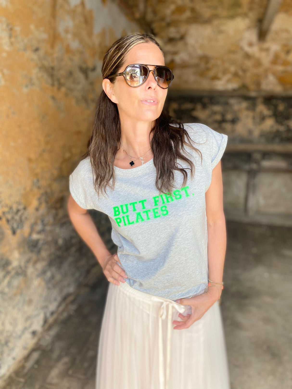 Camiseta Butt First Pilates Cinza/Verde Neon