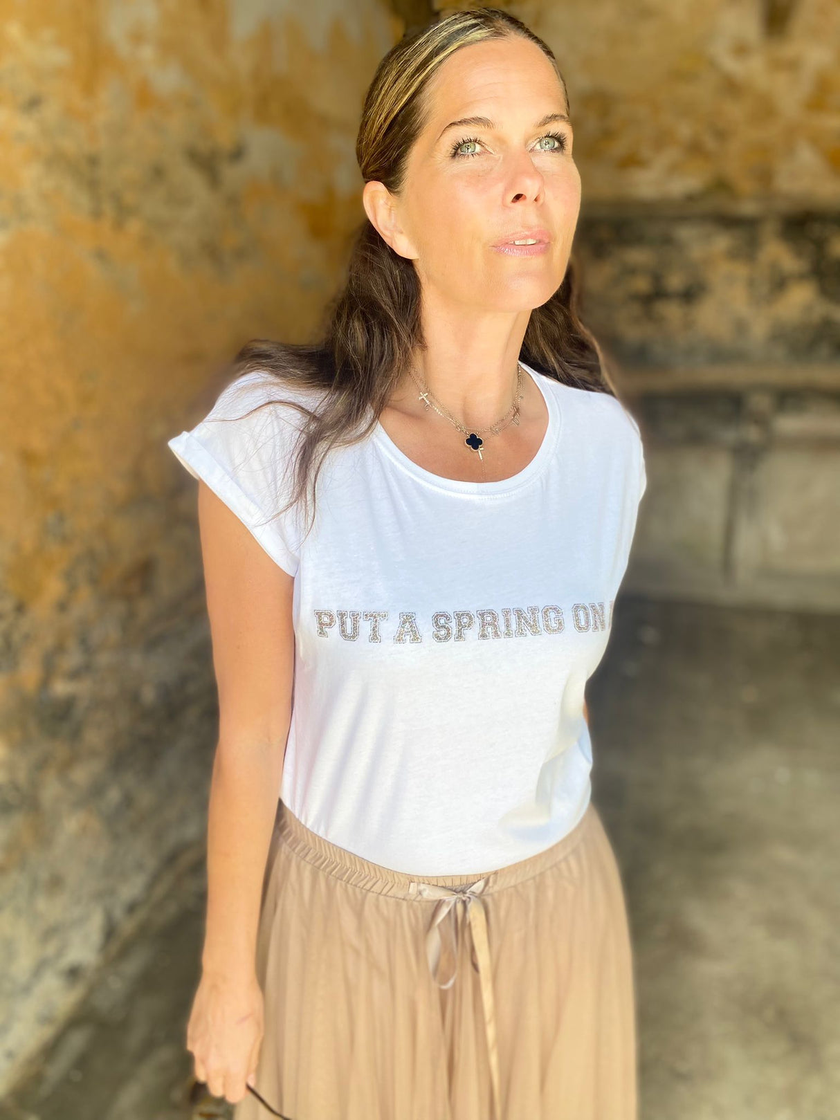 Camiseta Put A Spring On It blanca/multicolor con purpurina