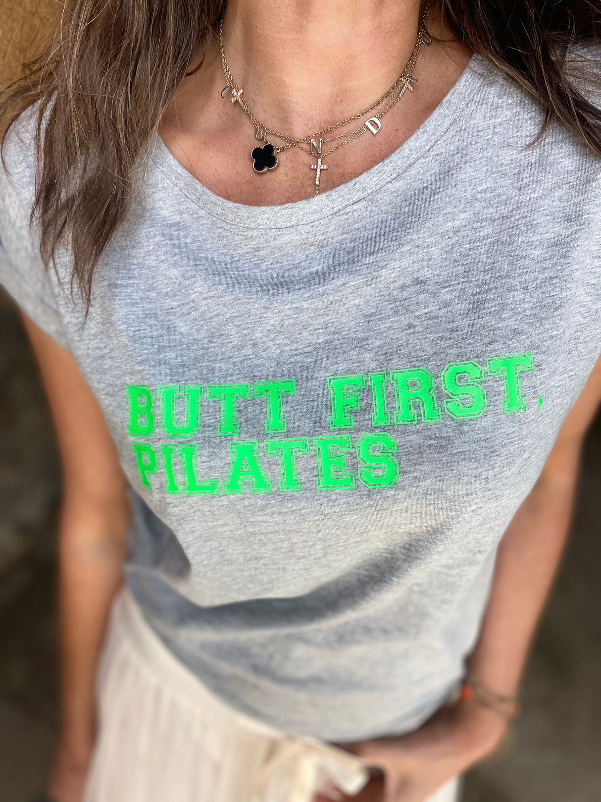 Camiseta Butt First Pilates Cinza/Verde Neon