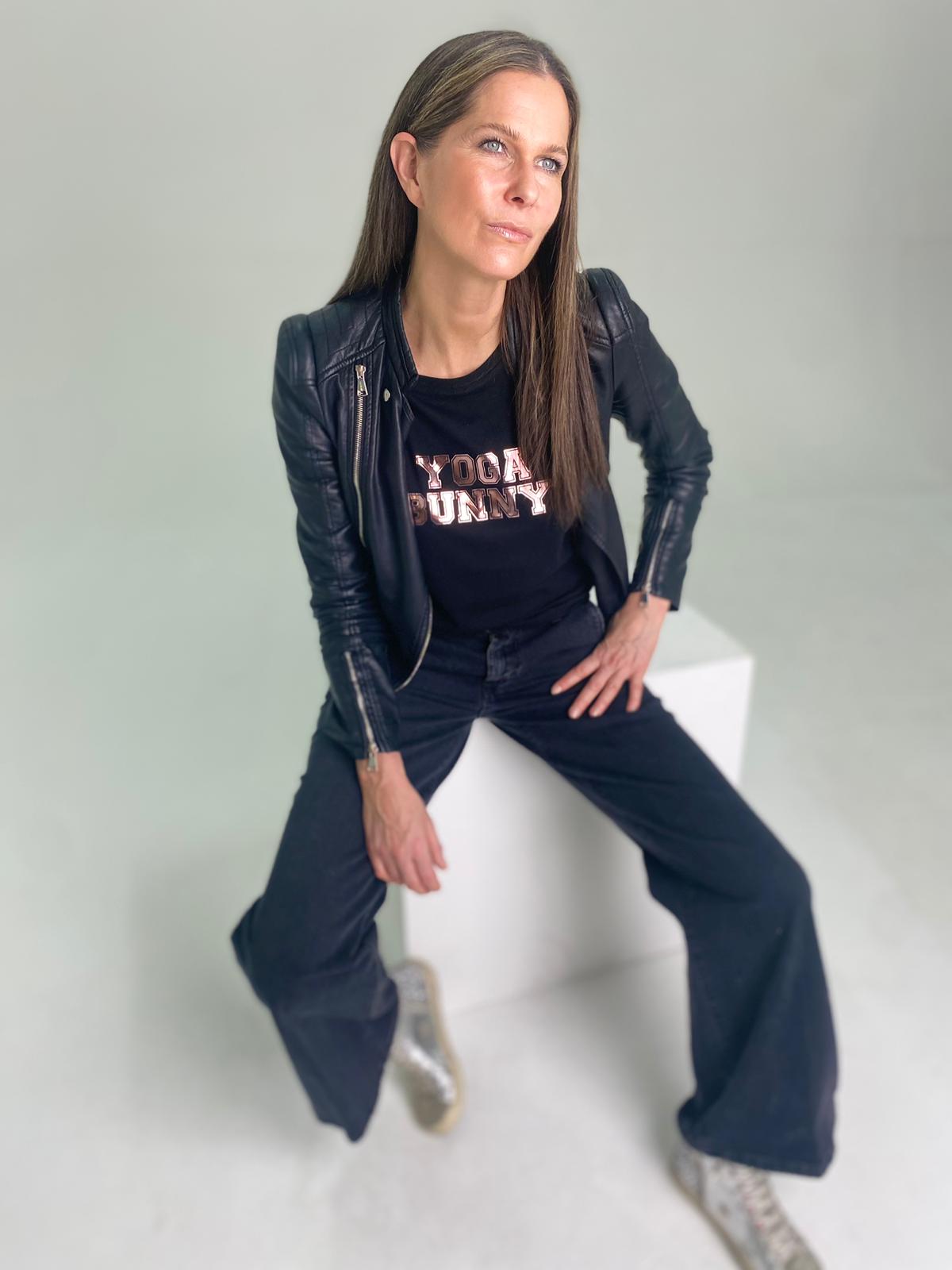 Yoga Bunny Tee Black/Metallic Pink