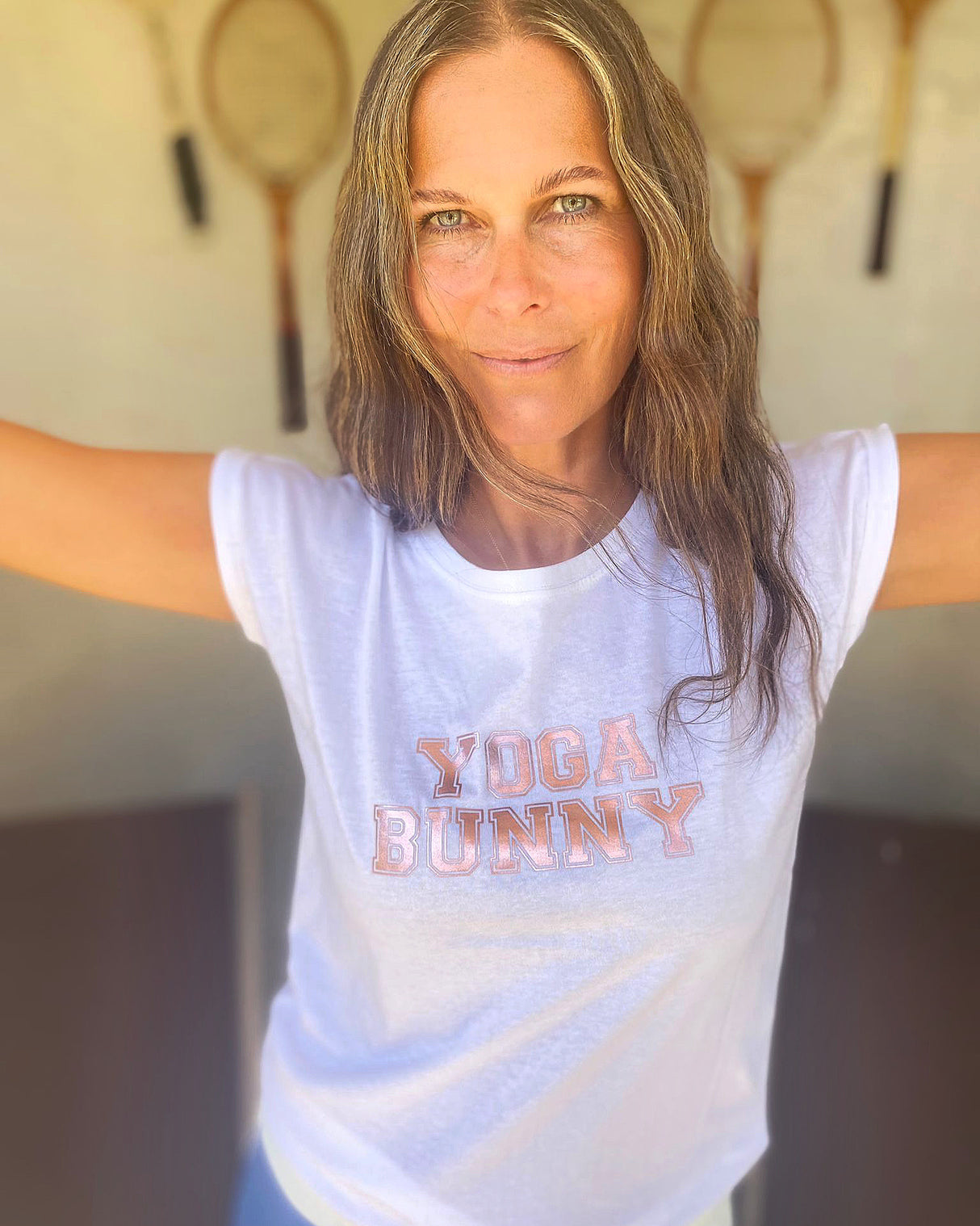 Camiseta de yoga con conejito en blanco y rosa