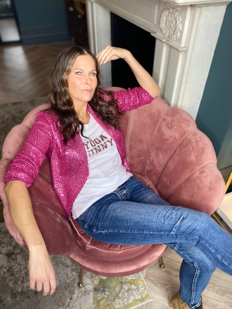 Camiseta de yoga con conejito en blanco y rosa