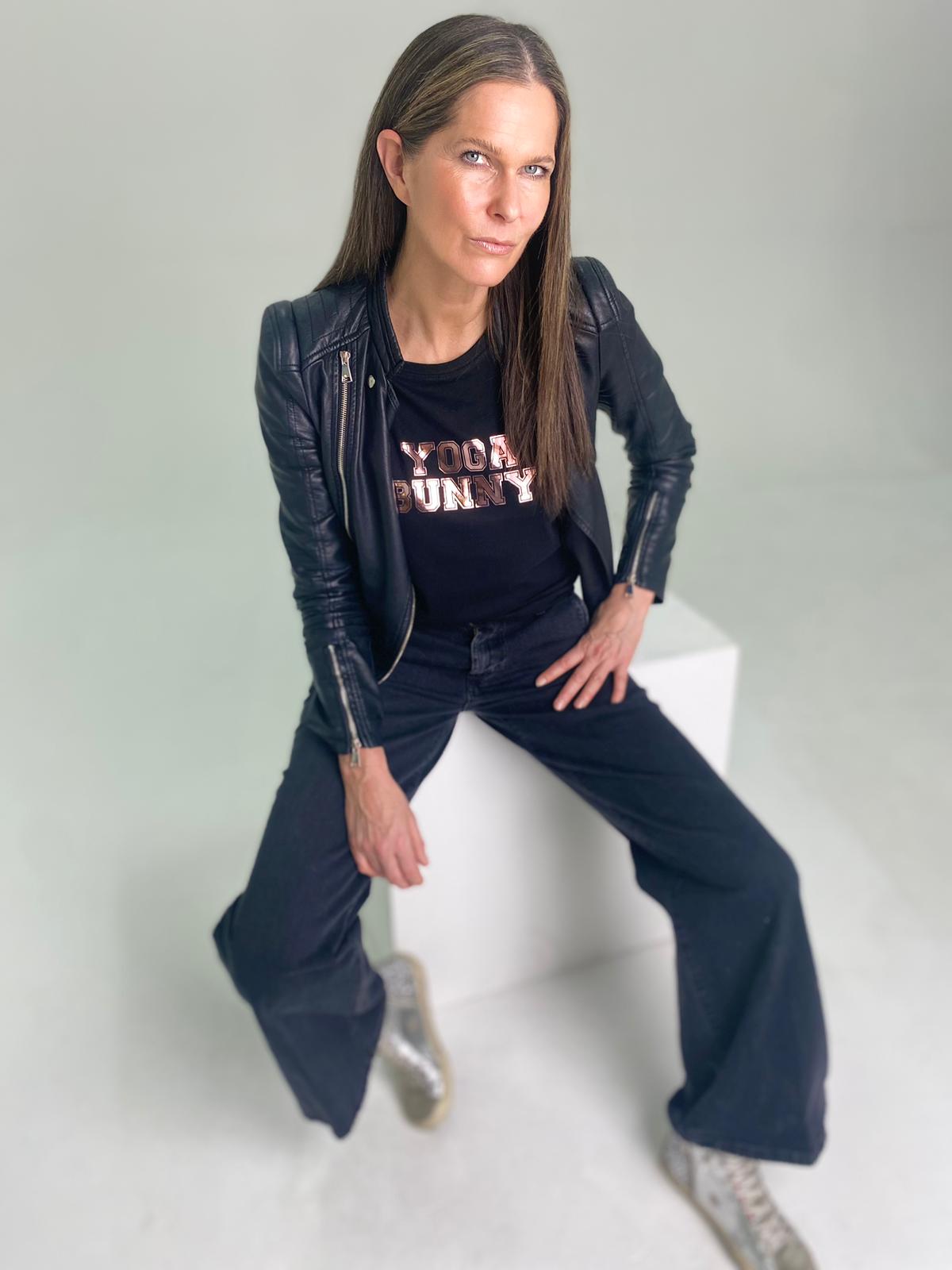 Yoga Bunny Tee Black/Metallic Pink