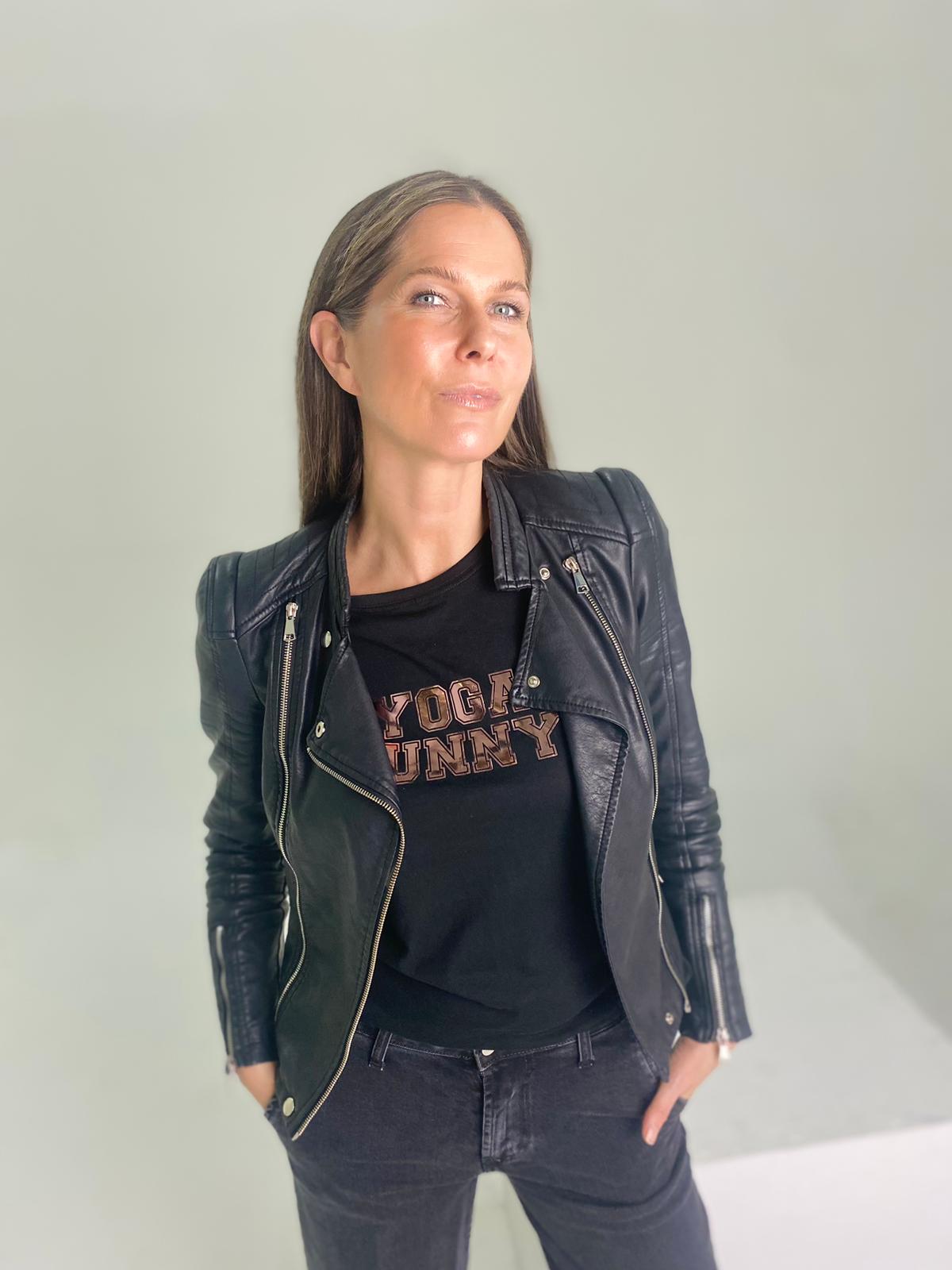 Yoga Bunny Tee Black/Metallic Pink