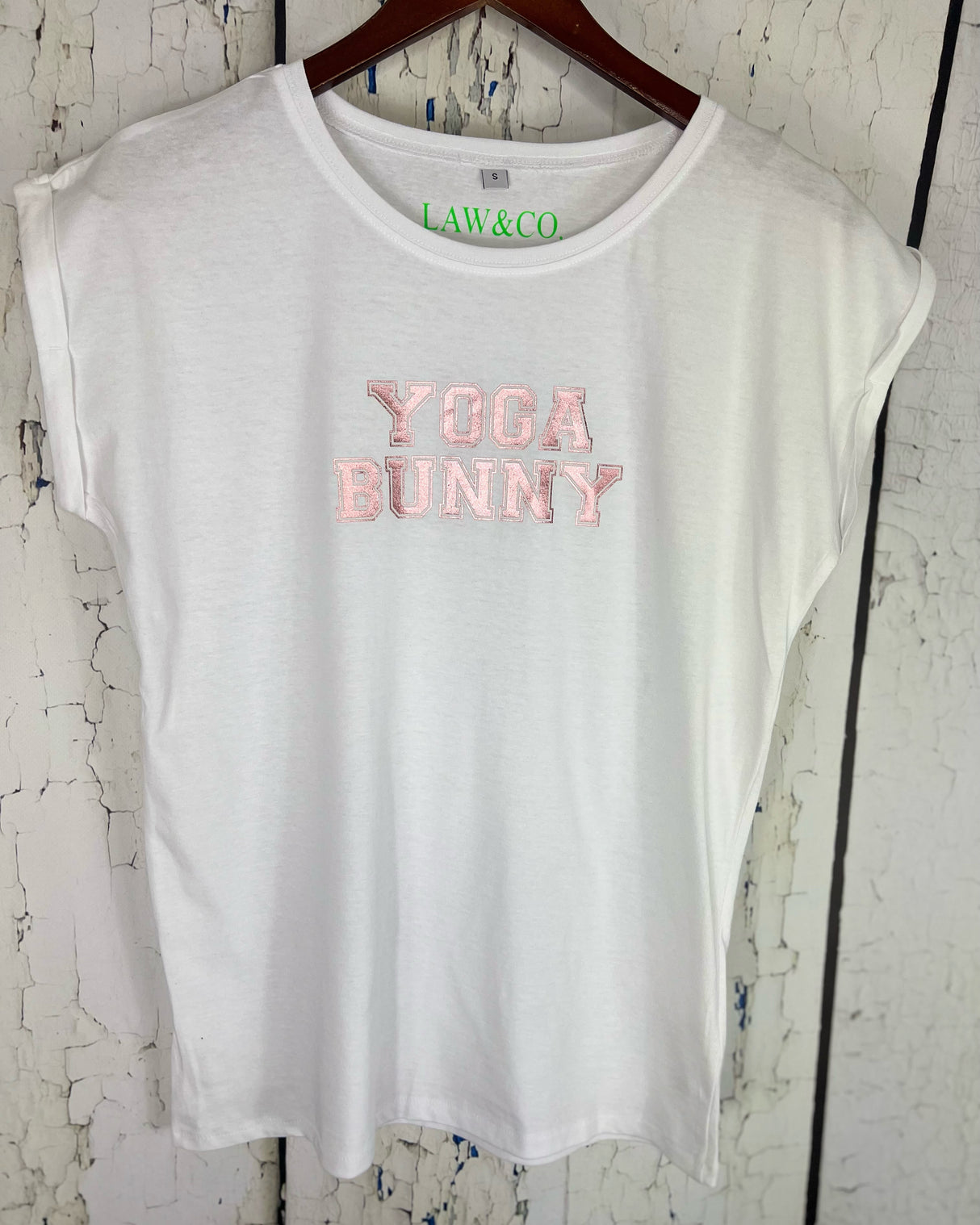 Camiseta de yoga con conejito en blanco y rosa