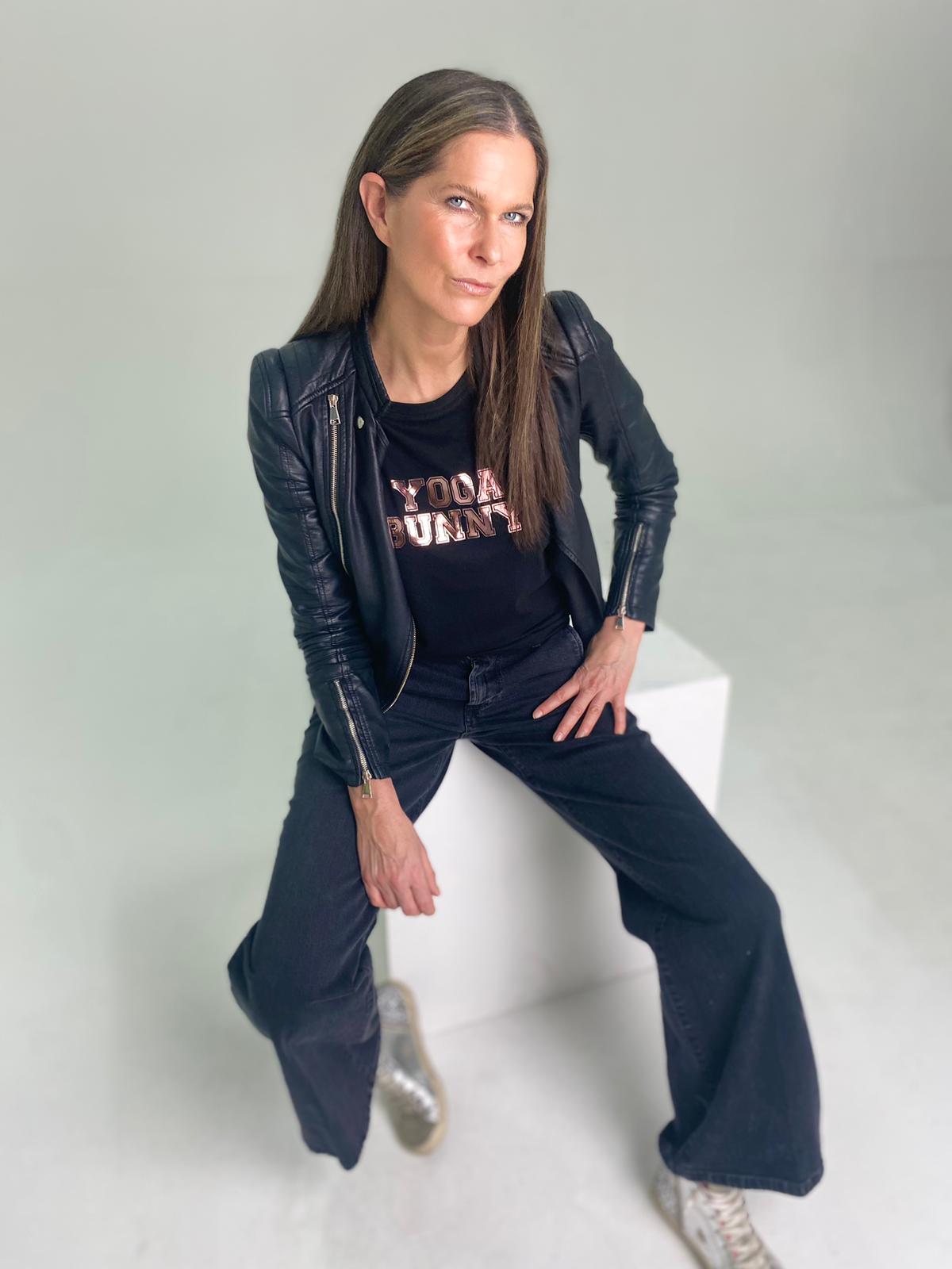 Yoga Bunny Tee Black/Metallic Pink