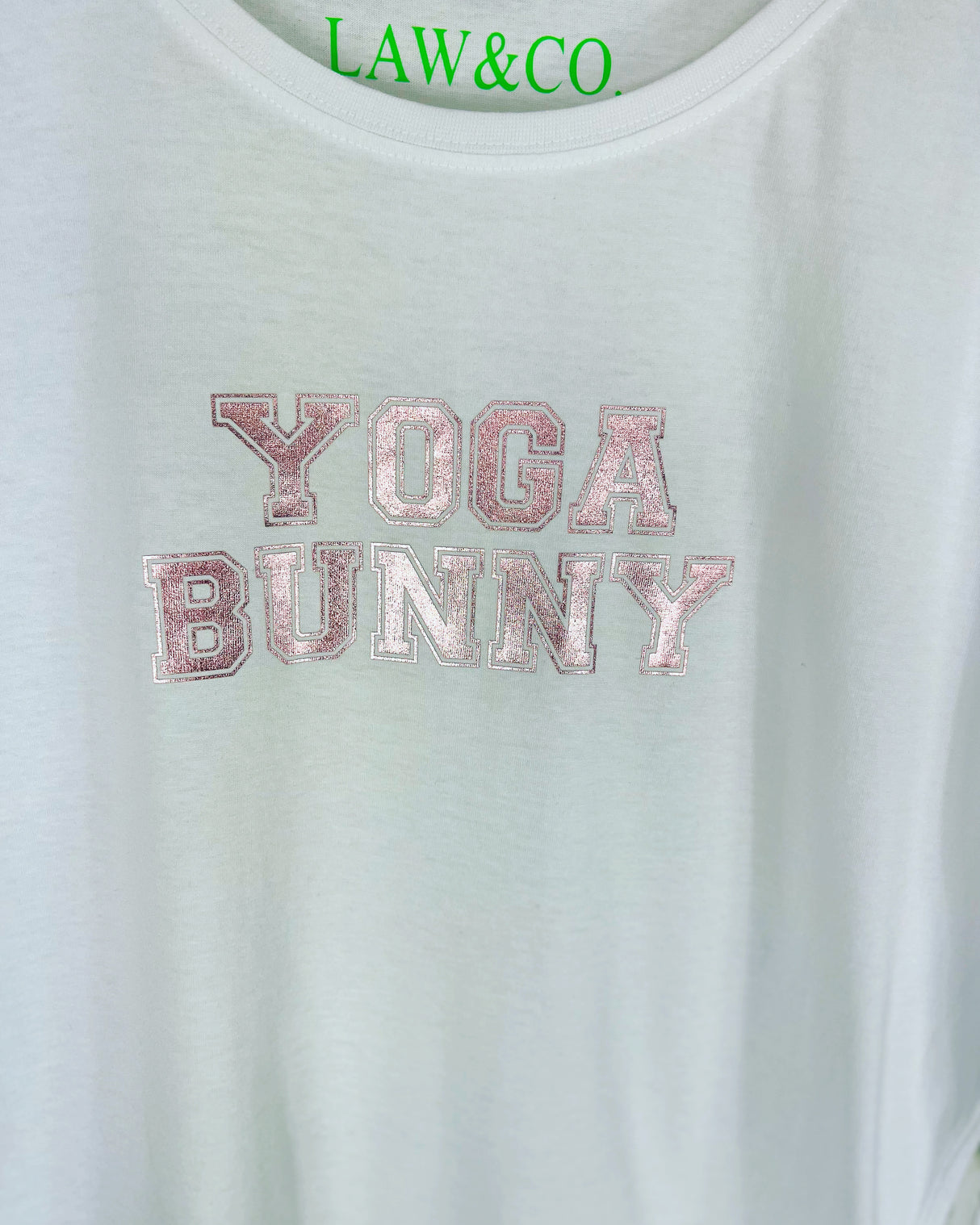Camiseta de yoga con conejito en blanco y rosa