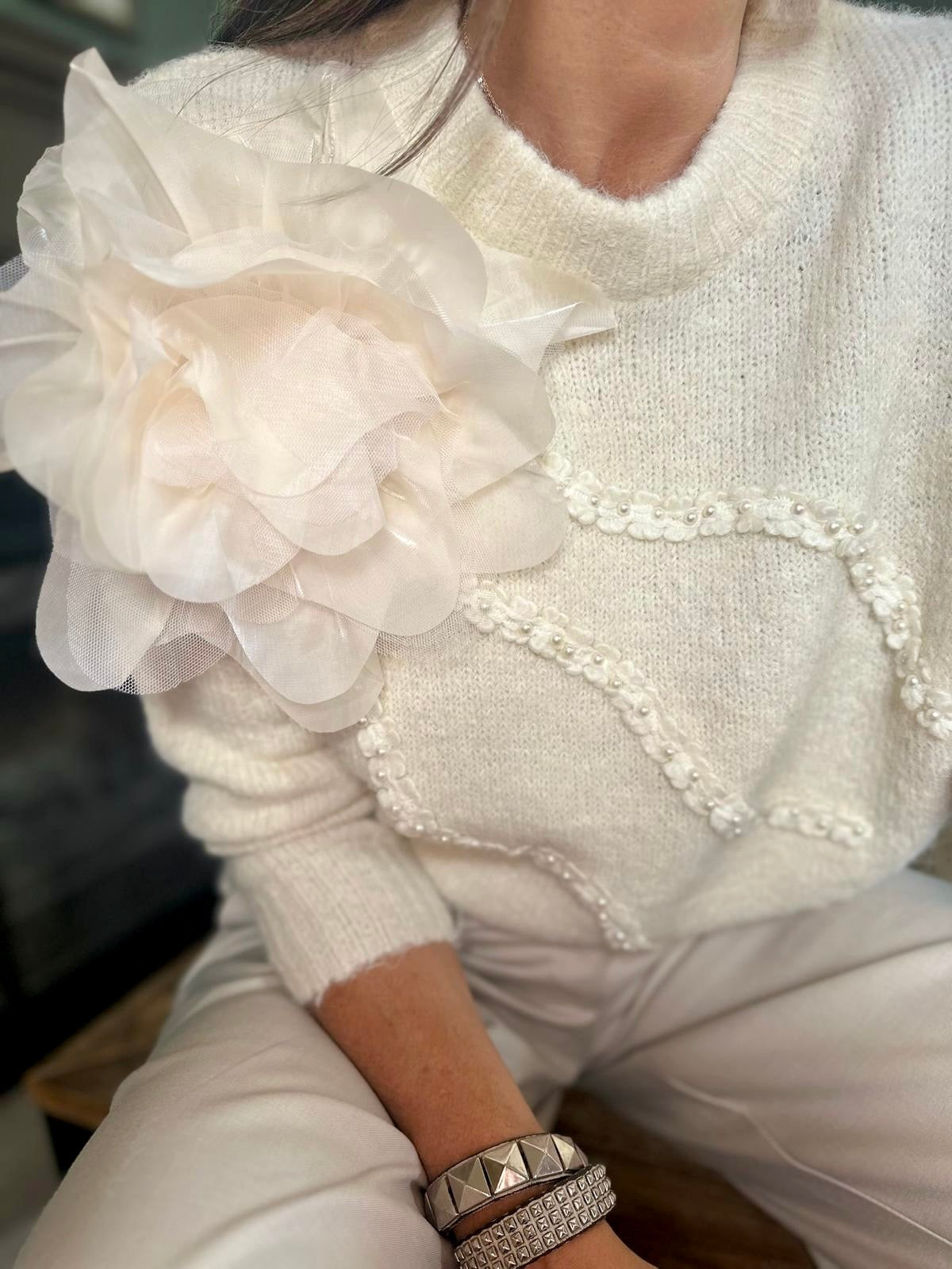 Fleur Knit com flor grande e pérolas