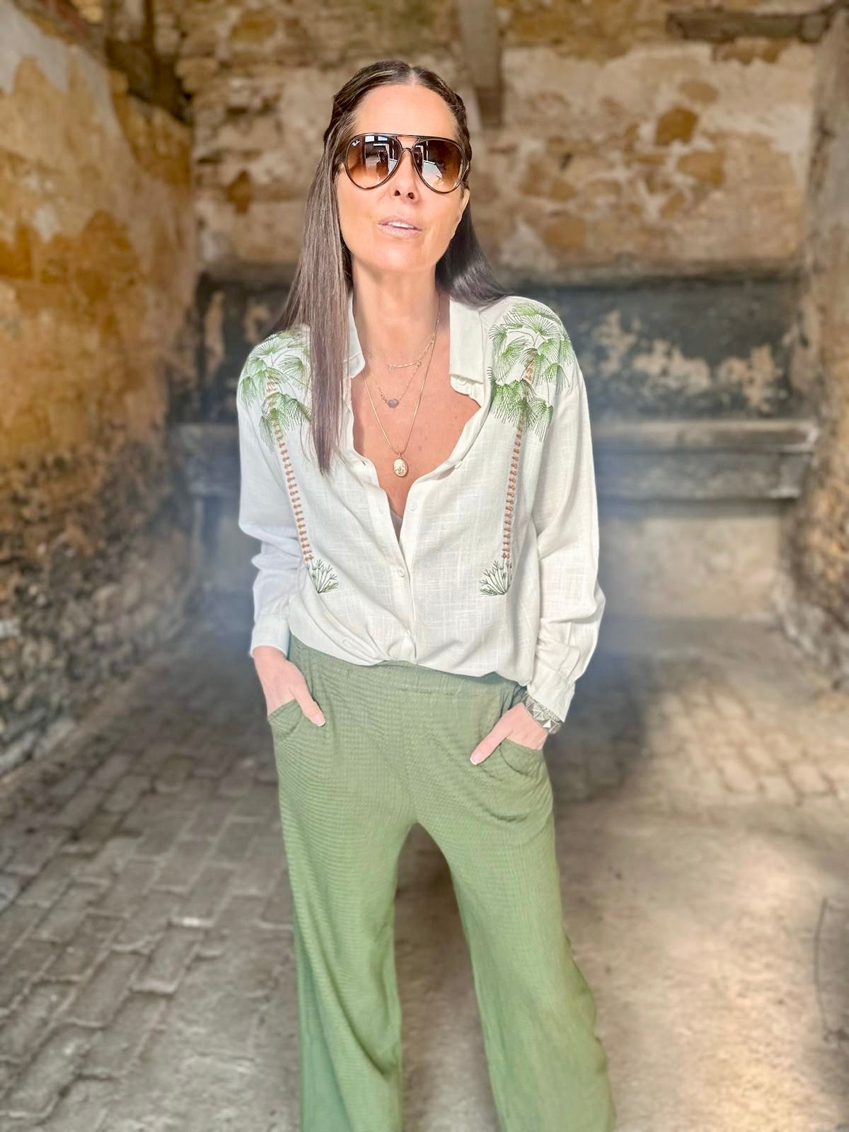 Camisa con bordado de palmas