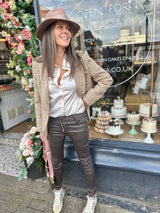 Jean Lux efecto cuero chocolate