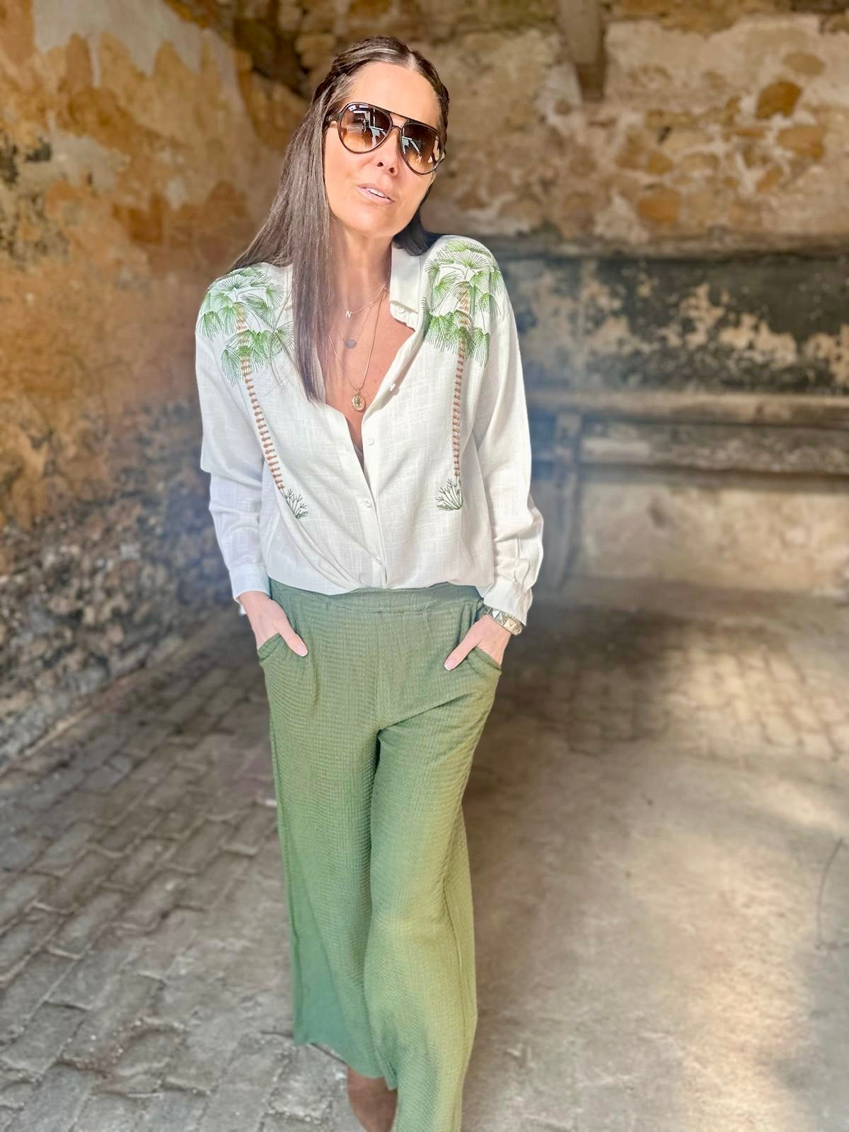 Camisa con bordado de palmas