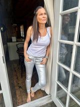 Jean Lux efecto cuero plateado