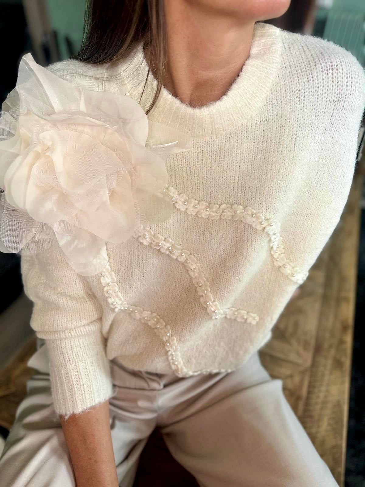 Fleur Knit com flor grande e pérolas