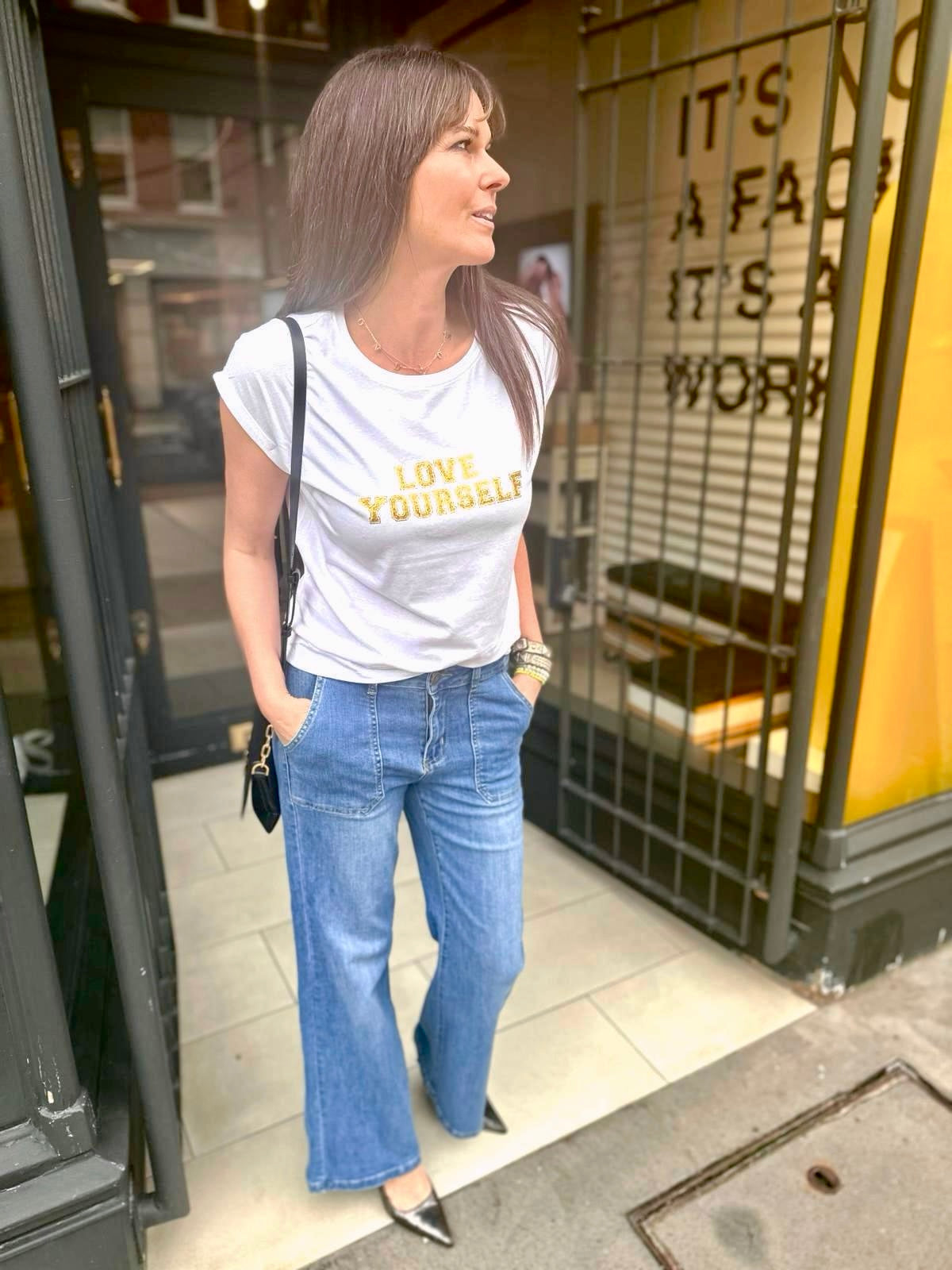 Camiseta Love Yourself blanca y dorada