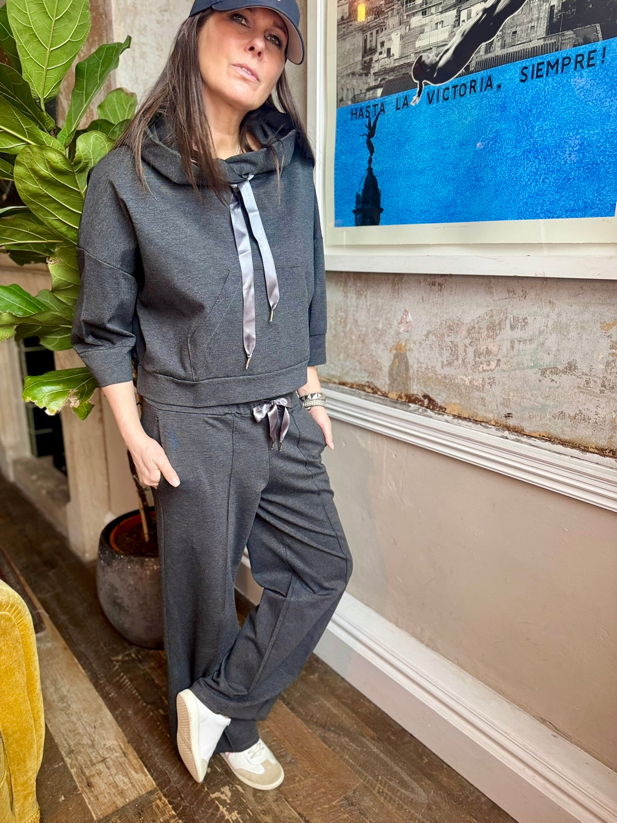 Sudadera con capucha Brooke con corbata de seda - Gris carbón