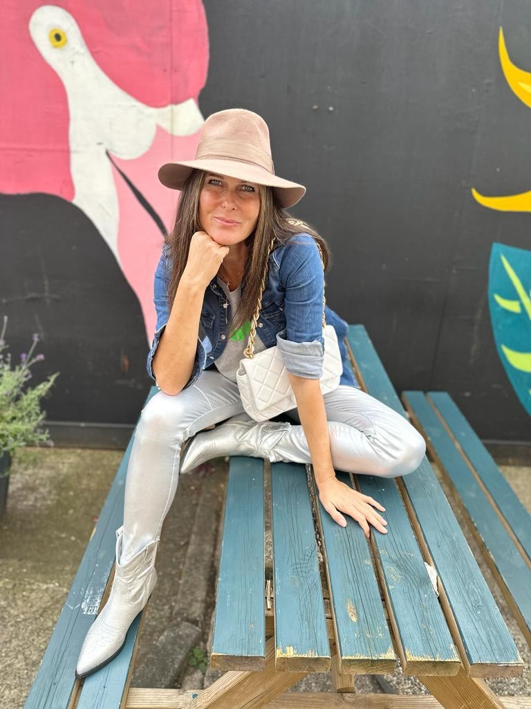 Jean Lux efecto cuero plateado