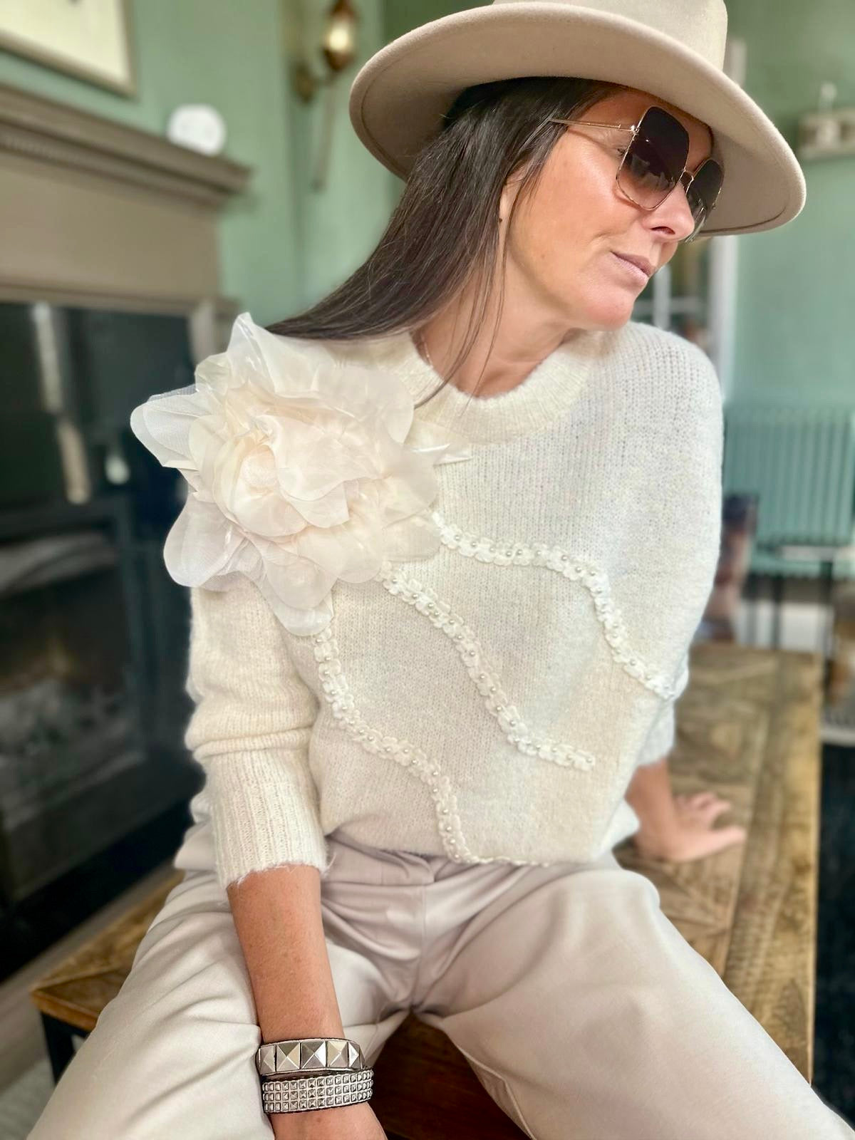 Fleur Knit com flor grande e pérolas