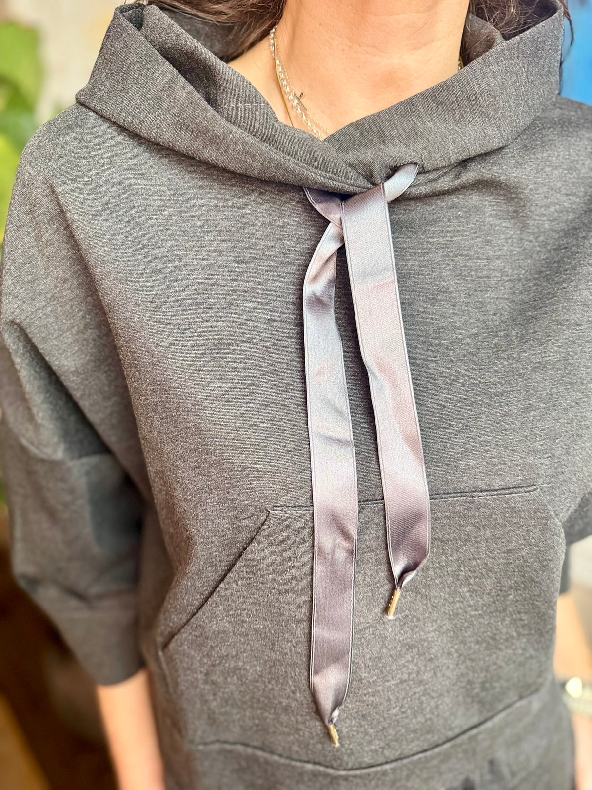 Sudadera con capucha Brooke con corbata de seda - Gris carbón