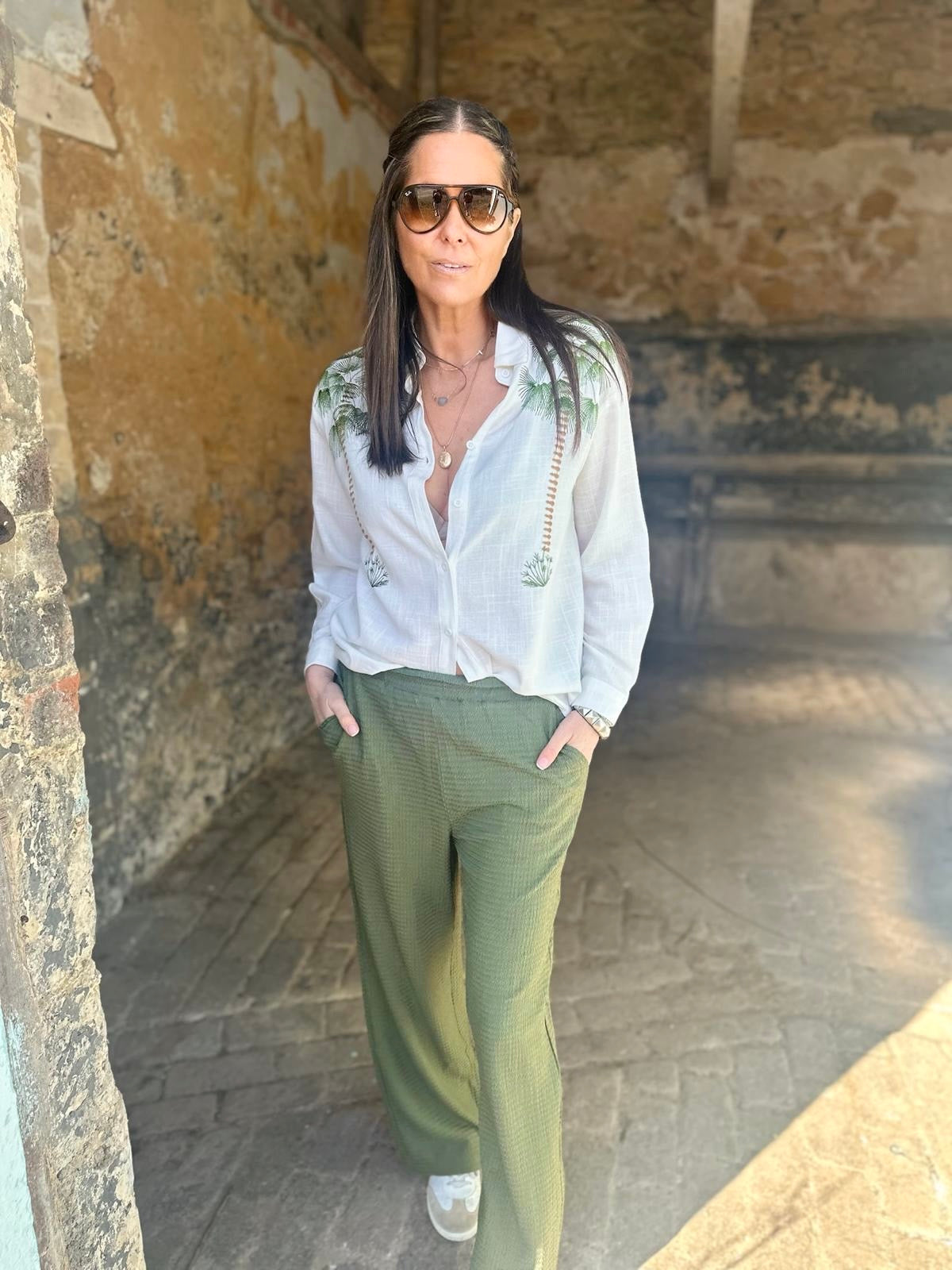 Camisa con bordado de palmas