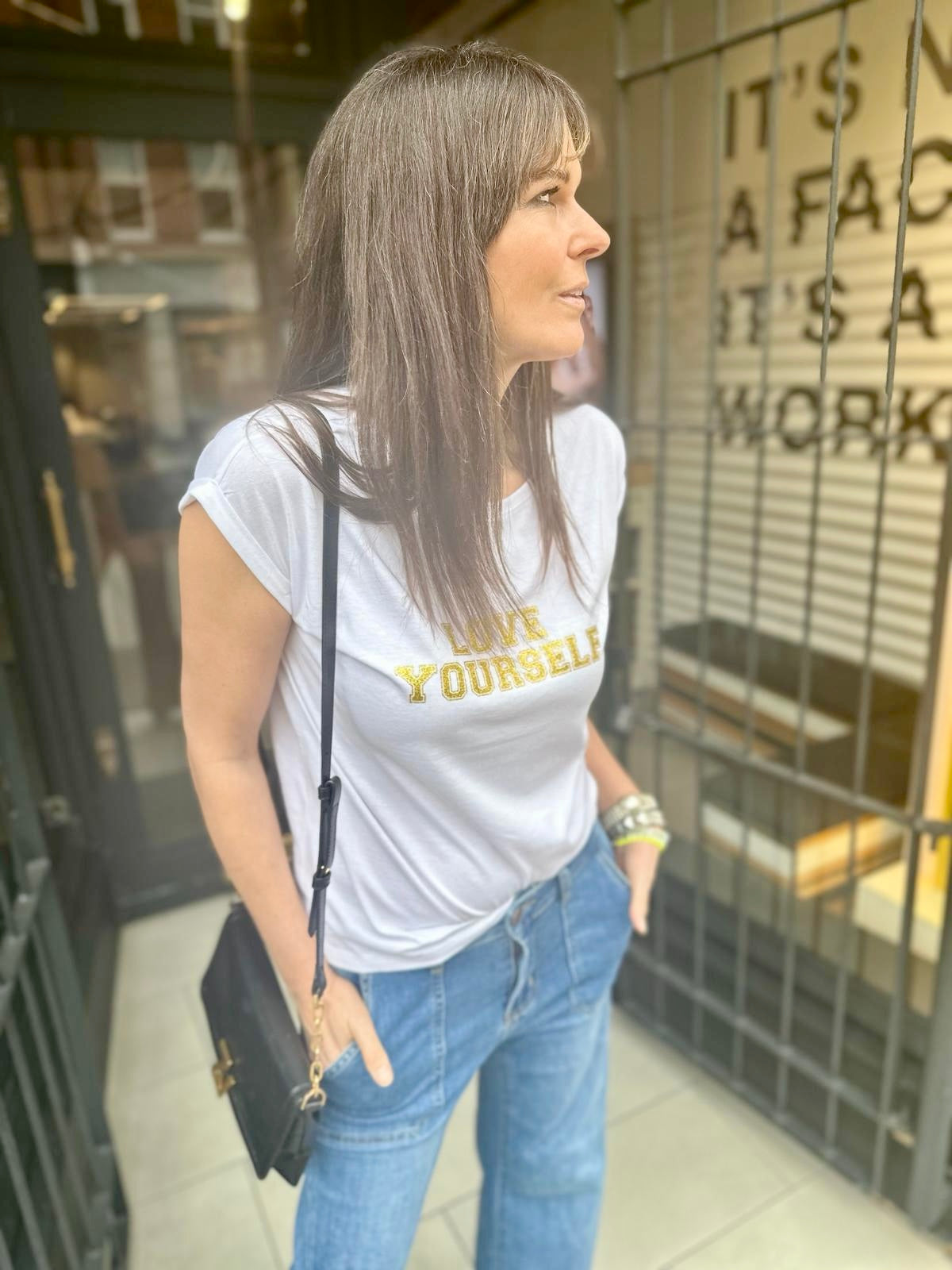 Camiseta Love Yourself blanca y dorada