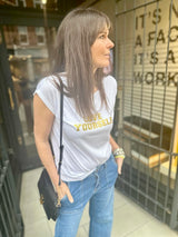 Camiseta Love Yourself blanca y dorada