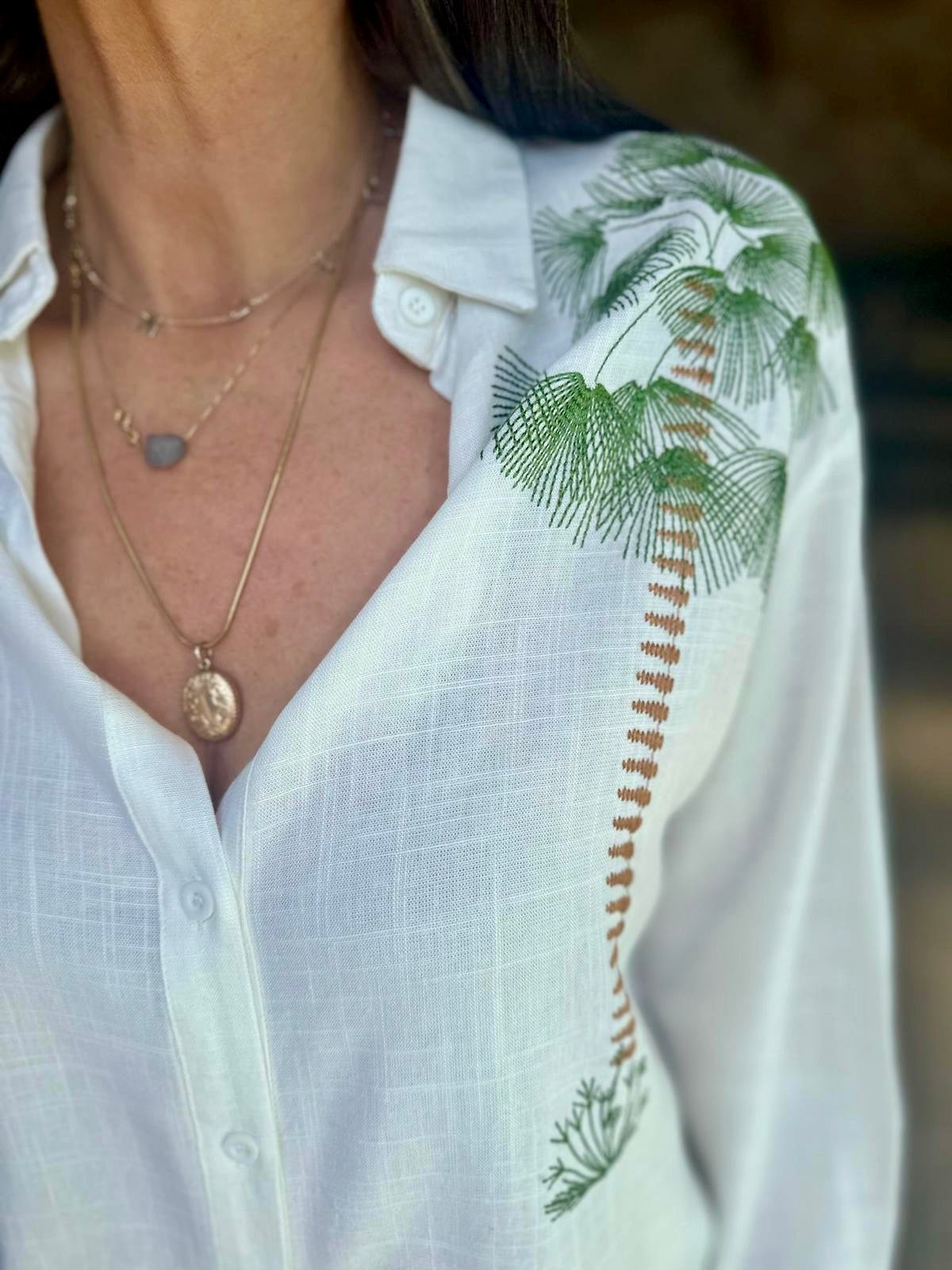 Camisa con bordado de palmas