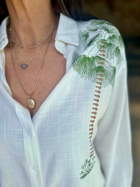 Camisa con bordado de palmas