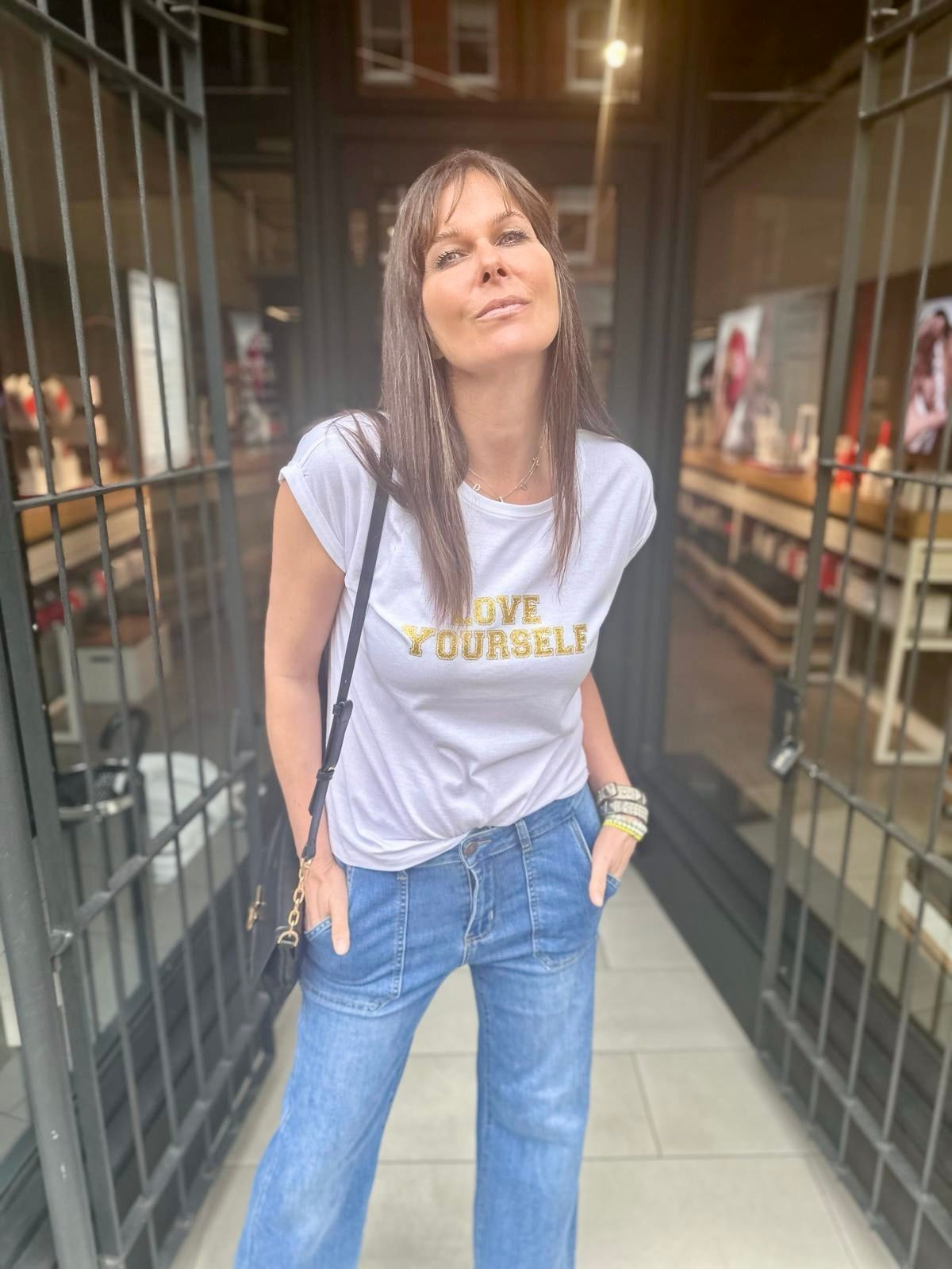 Camiseta Love Yourself blanca y dorada