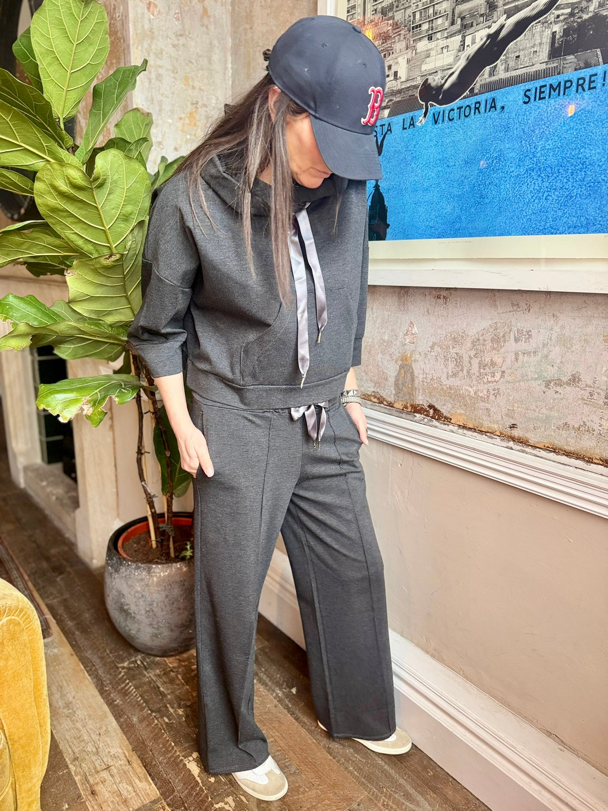 Sudadera con capucha Brooke con corbata de seda - Gris carbón