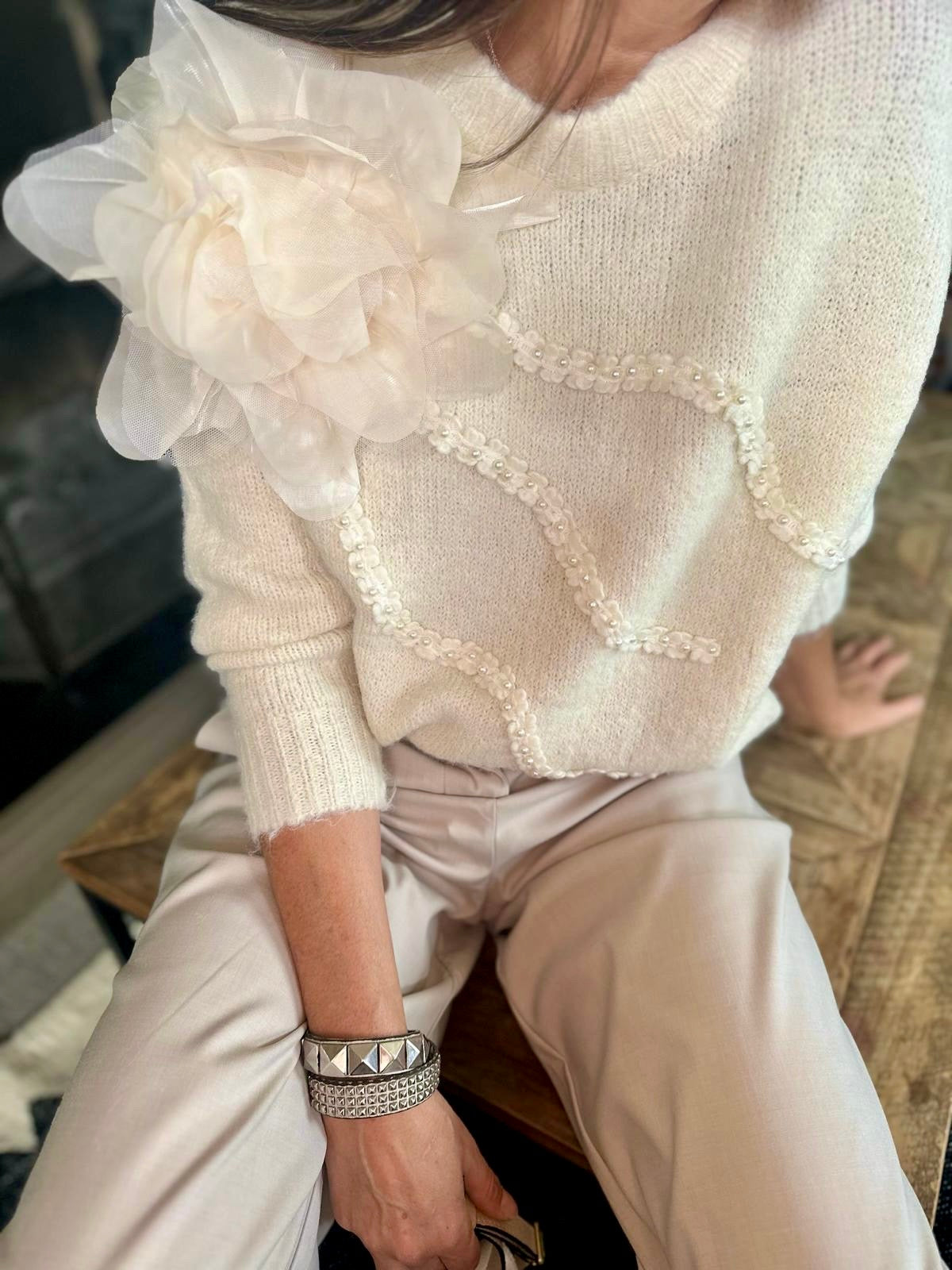 Fleur Knit com flor grande e pérolas