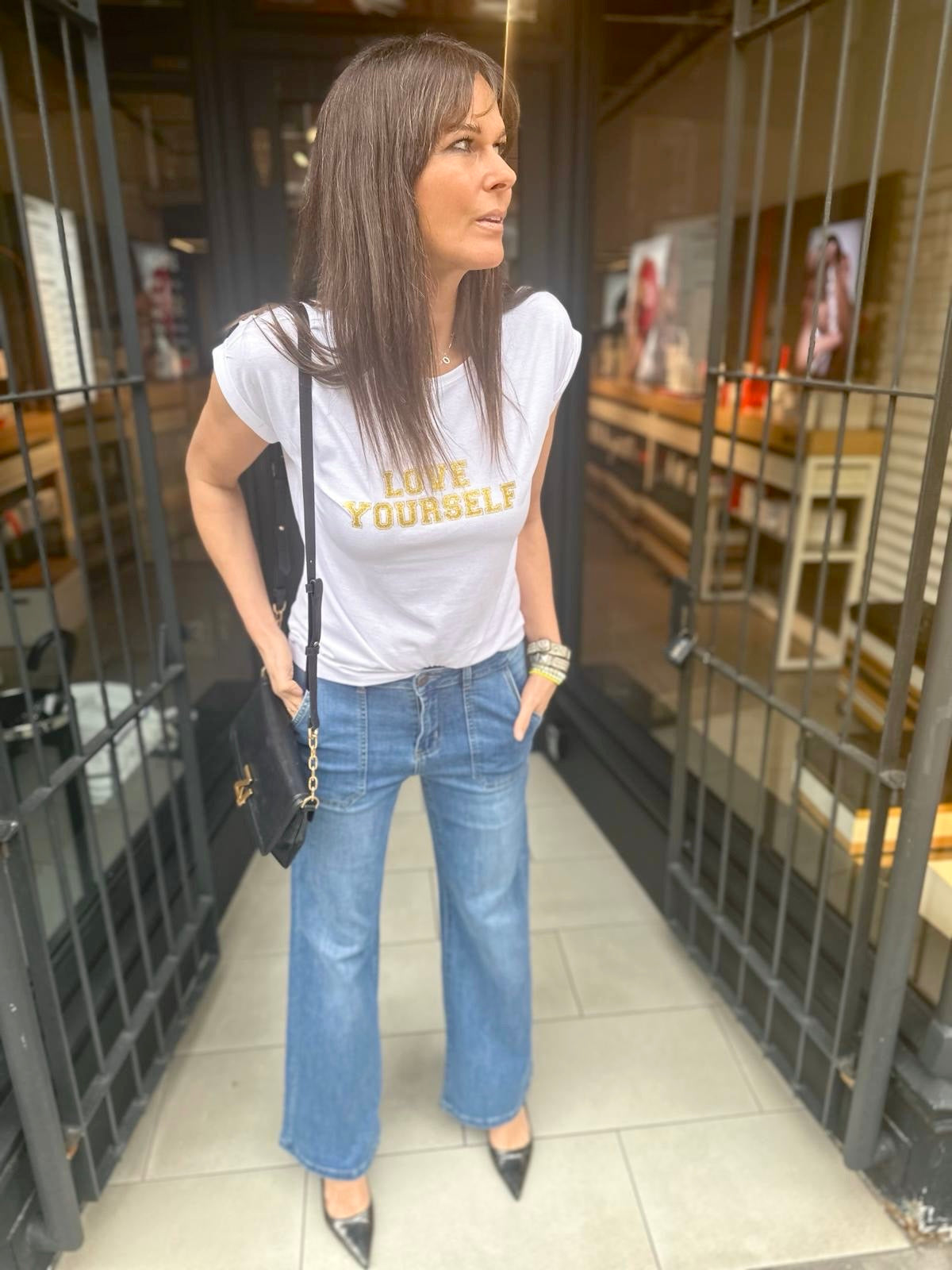 Camiseta Love Yourself blanca y dorada