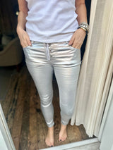Jean Lux efecto cuero plateado