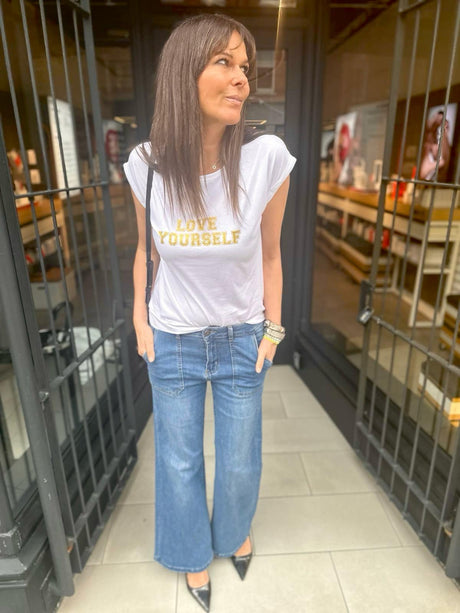 Camiseta Love Yourself blanca y dorada