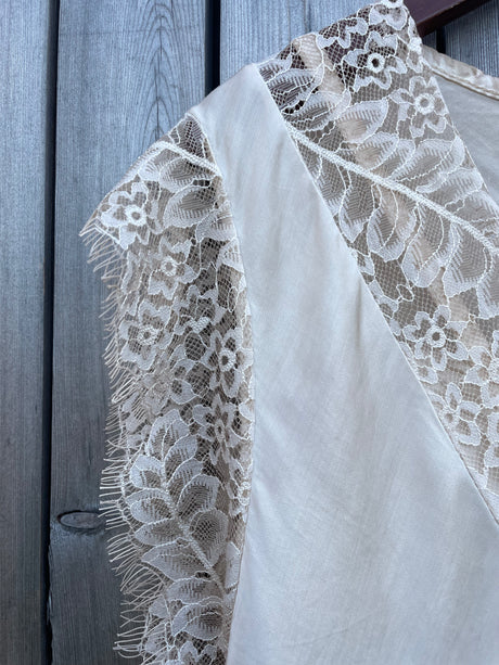 Top de escote en V de encaje Serena de Law and Co Curve - Crema vintage