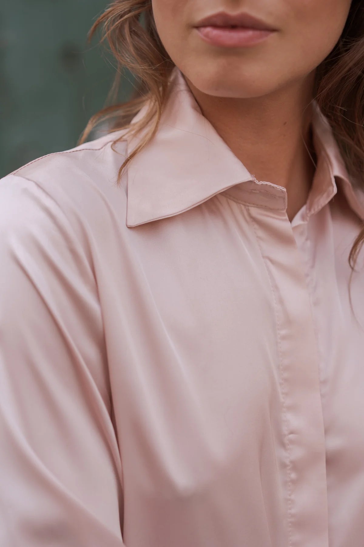 Camisa de satén color rubor Camille