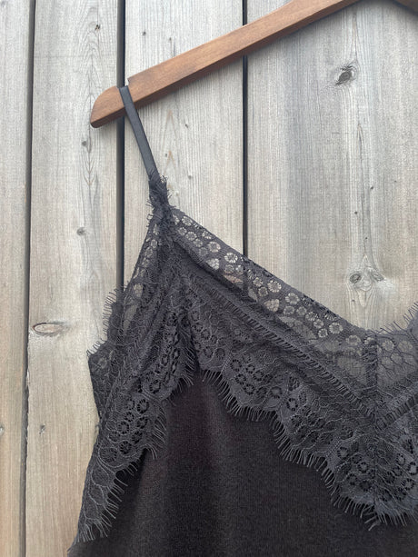 Camisola elástica con ribete de encaje Cali de Law and Co Curve - Negro