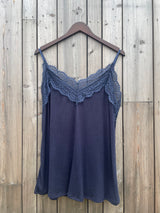 Camisola elástica con ribete de encaje Cali de Law and Co Curve - Azul