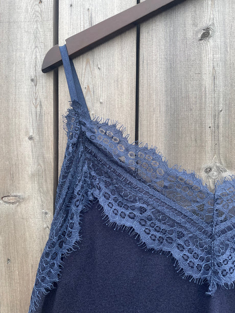 Camisola elástica con ribete de encaje Cali de Law and Co Curve - Azul