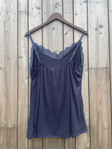 Camisola elástica con ribete de encaje Cali de Law and Co Curve - Azul