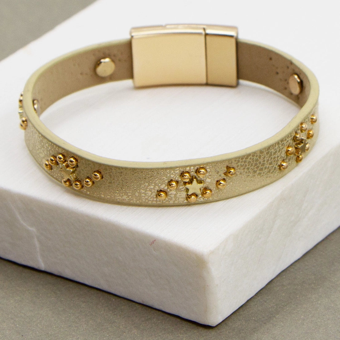 Pulsera con tachuelas de estrella