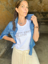 Camiseta de pilates Butt First blanca con purpurina multicolor