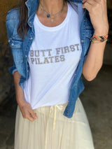 Camiseta de pilates Butt First blanca con purpurina multicolor