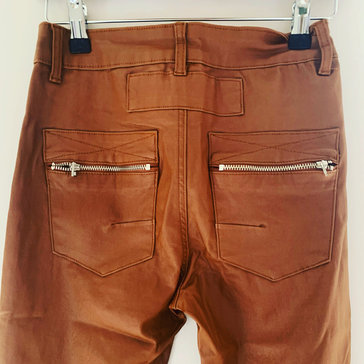 Jean Lux efecto cuero color tostado