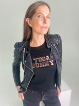 Camiseta de yoga con conejito en color negro y rosa metalizado